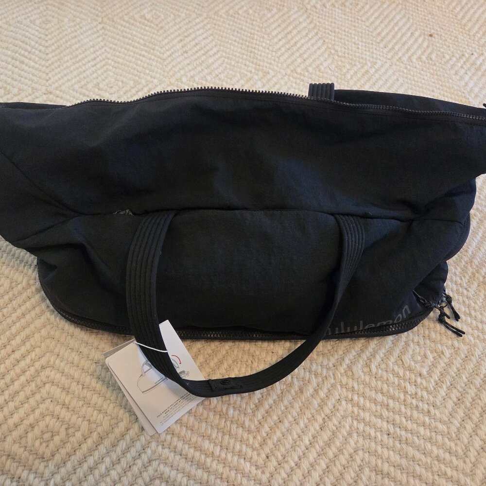 Lululemon new with tags gym bag, new with tags